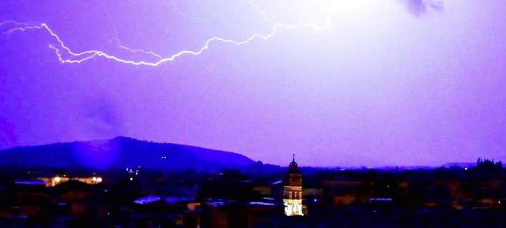 Ο καιρός έκανε τα κόλπα του στο Ναύπλιο – Μοβ ο ουρανός από τους κεραυνούς (εικόνες, βίντεο)